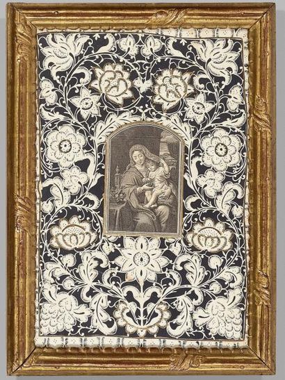 Canivet rectangulaire dessinant des rinceaux...