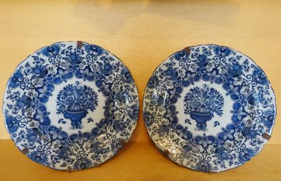 Deux grands plats en faïence à décor en camaïeu...