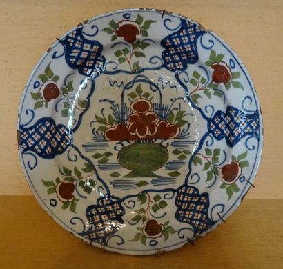 Grand plat rond en faïence à décor polychrome...