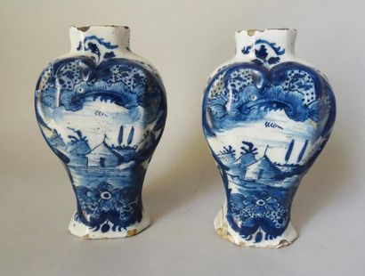 Paire de petits vases de forme balustre en...