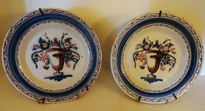 Paire d'assiettes en faïence à décor polychrome...