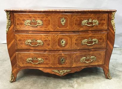 Commode en bois de placage et marqueterie...