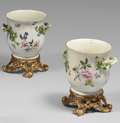 Paire de petits cache-pots en porcelaine...