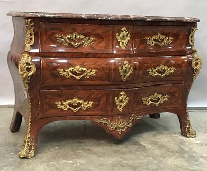 Commode à façade et cotés galbés, en bois...