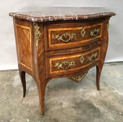 Petite commode à façade et côtés galbés en...