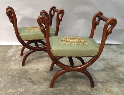 Paire de tabourets en acajou sculpté, les...
