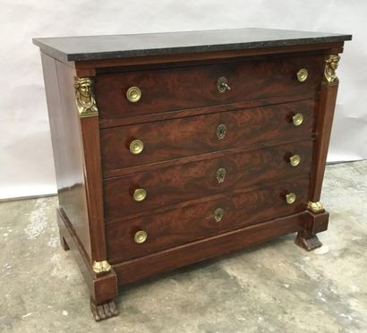Commode en acajou et placage d'acajou, les...
