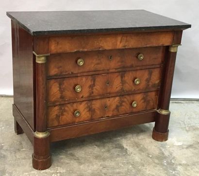 Commode en acajou et placage d'acajou, les...