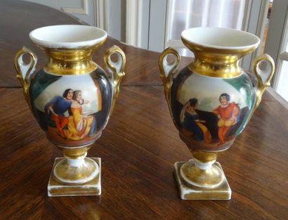 Paire de petits vases balustre en porcelaine...