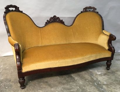 Mobilier de salon en acajou mouluré et sculpté...