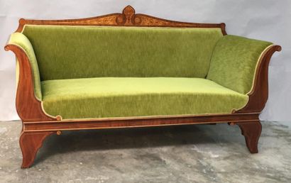 Large banquette en acajou marquetée de filets...