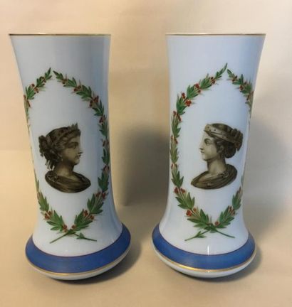 Paire de vases à haut col en opaline bleu...