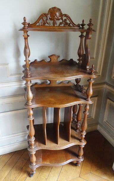 Meuble à musique en noyer mouluré et sculpté...