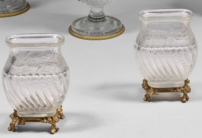 Paire de vases de forme balustre plat à côtes...