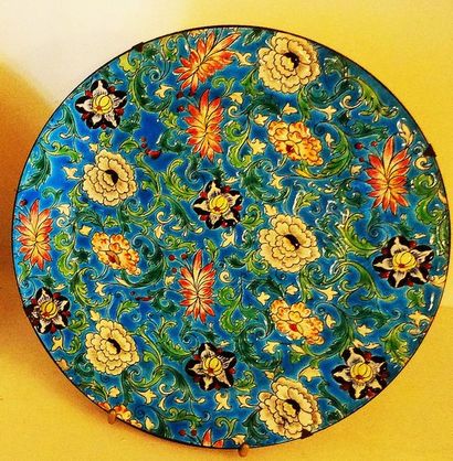 Assiette en faïence de Gien à décor à l'imitation...