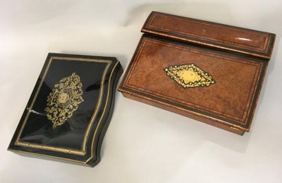Ensemble composé de:
- un coffret en loupe...