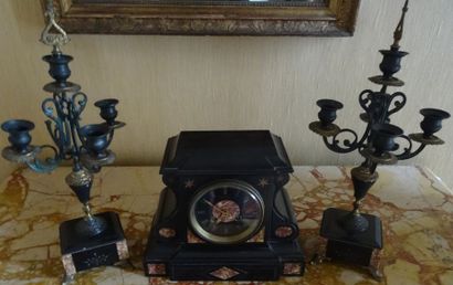 Garniture de cheminée en marbre noir orné...