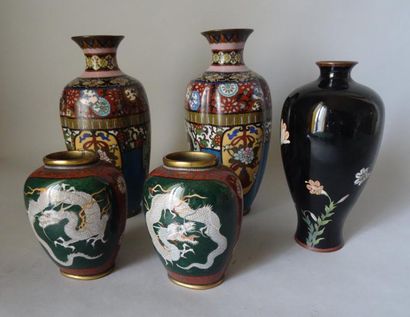 Ensemble de vases en cloisonné: une paire...