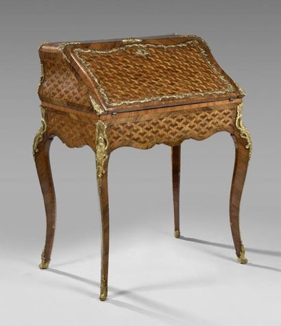 Bureau de pente en bois de placage et marqueterie...