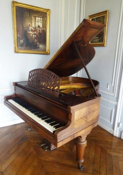 Piano à queue à ébénisterie en palissandre...