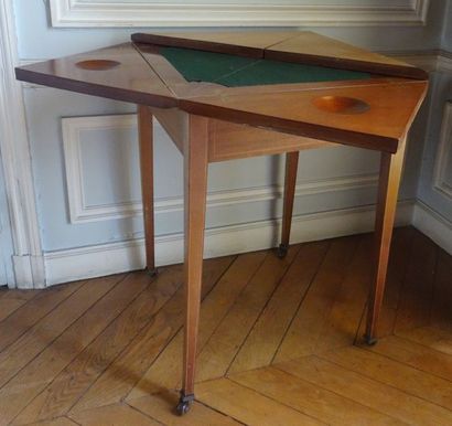 Table à jeux à plateau «mouchoir» pivotant,...