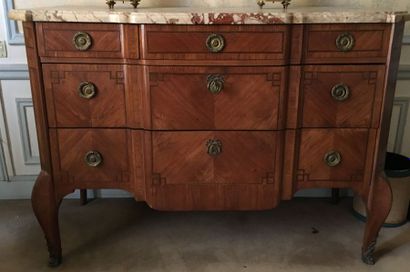 Commode à ressaut en bois de placage marqueté...