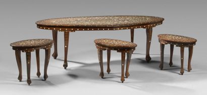 Une grande et trois petites tables de forme...
