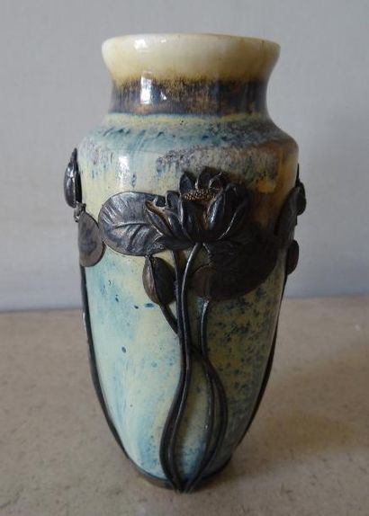 Petit vase de forme balustre en céramique...