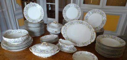 Partie de service de table en porcelaine...