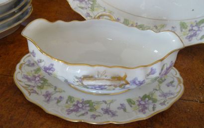 Partie de service de table en porcelaine...