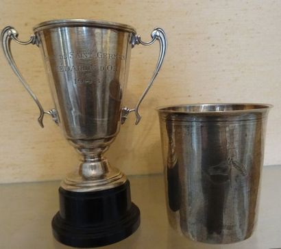 Lot comprenant:
- une petite coupe de prix...