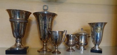 Lot en métal argenté: une grande coupe couverte...