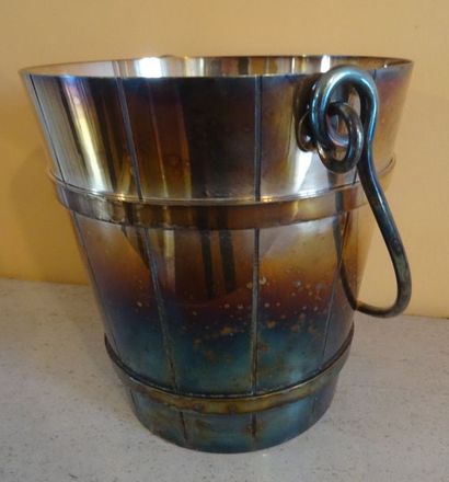 Lot en métal argenté: une grande coupe couverte...