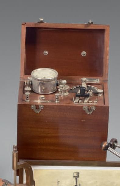 Appareil d'électrothérapie. Coffret en acajou...