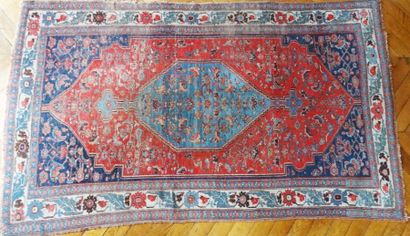 Tapis du Caucase à décor floral stylisé dans...