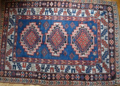 Tapis du Caucase en laine à décor de trois...