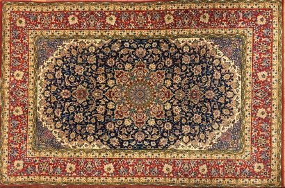 Iran, Ispahan.
Tapis en laine et soie à décor...