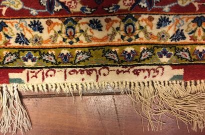Iran, Ispahan.
Tapis en laine et soie à décor...