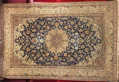 Grand tapis d'Orient en laine à décor d'un...