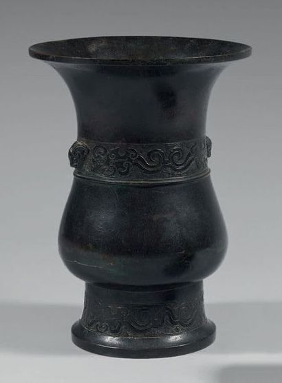 CHINE - XIXème siècle

Vase balustre à col...