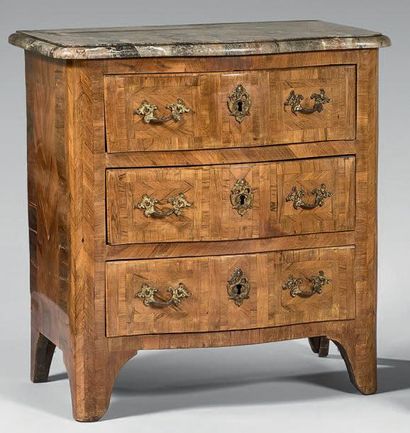 Petite commode marquetée à chevrons de palissandre...