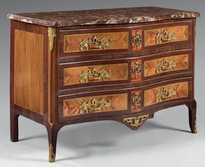 Commode à façade légèrement cintrée, ouvrant...