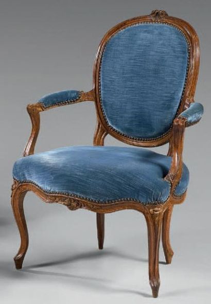 Fauteuil à dossier médaillon, en bois naturel...