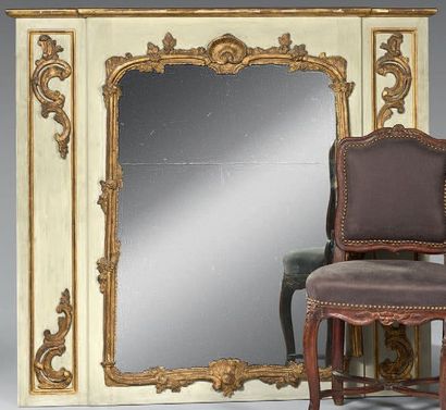 Trumeau en bois laqué, le miroir encadré...