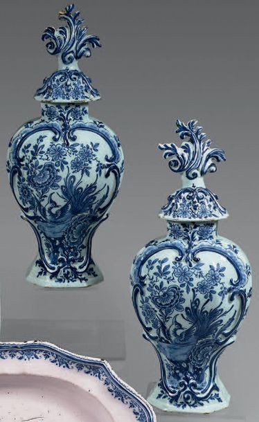 Paire de vases balustre à panse plate en...