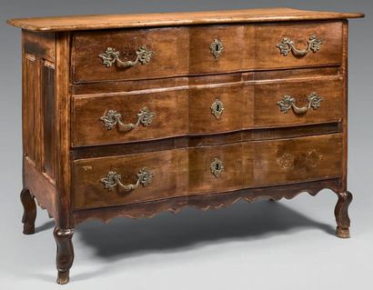 Commode en noyer à façade en arbalète ouvrant...
