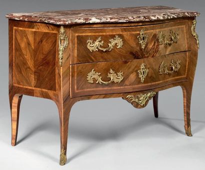 Commode marquetée en feuilles de palissandre...