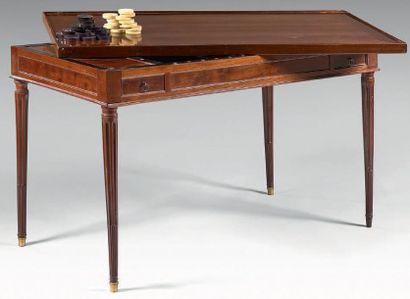 Table tric-trac en placage d'acajou, la ceinture...