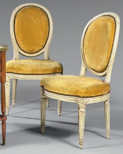 Paire de chaises à dossier médaillon cintré...