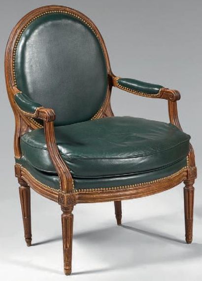 Large fauteuil à dossier médaillon plat,...